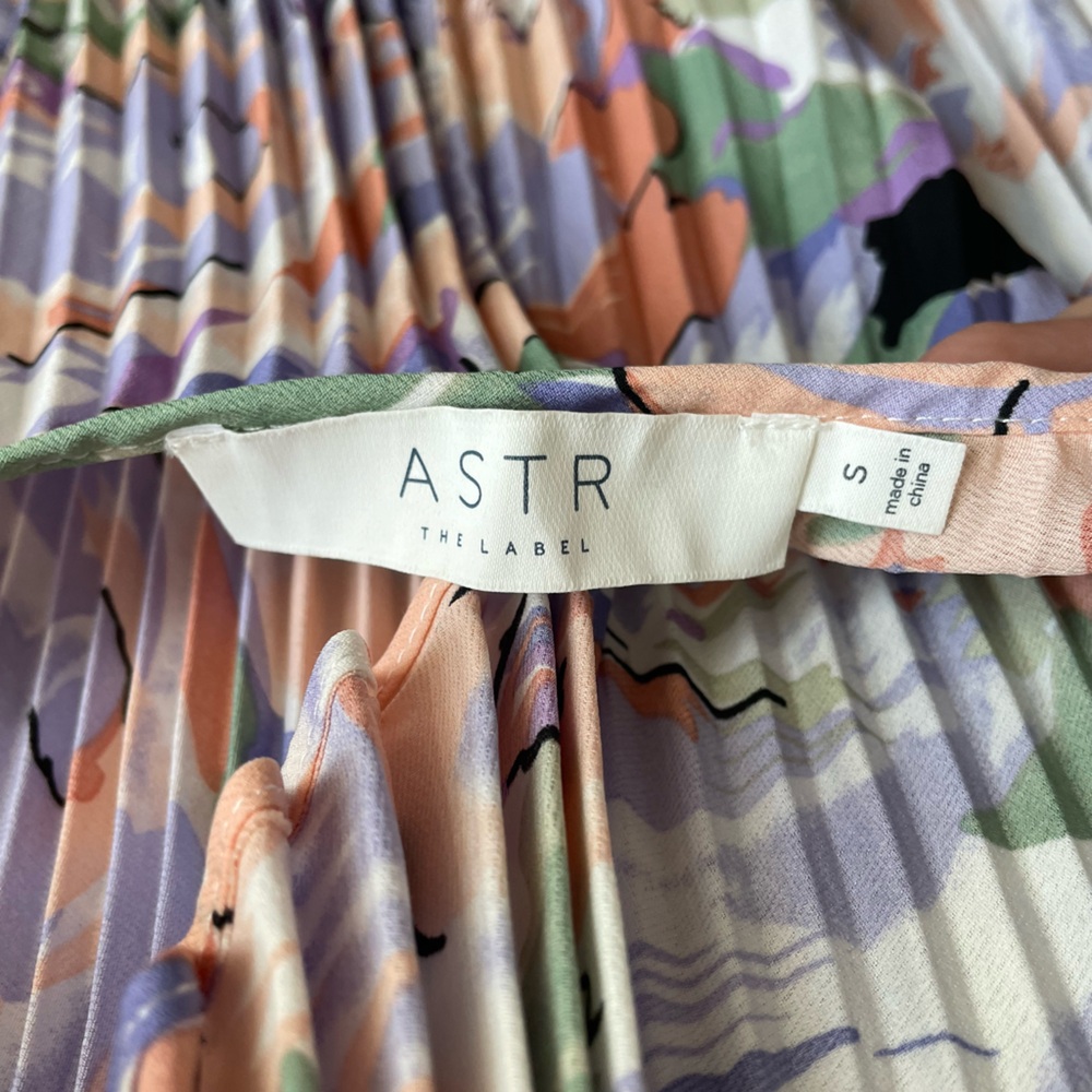 ASTR The Label Blythe Floral Plisse Midi Dress Coral Multi - Picture 12 of 15